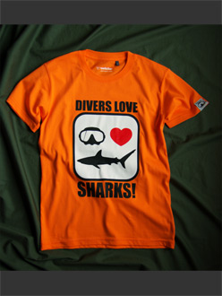 scuba dive t-shirt Divers love SHARKS! jaws by Dykkeren The Eco-Friendly Divewear Fairwear organic cotton