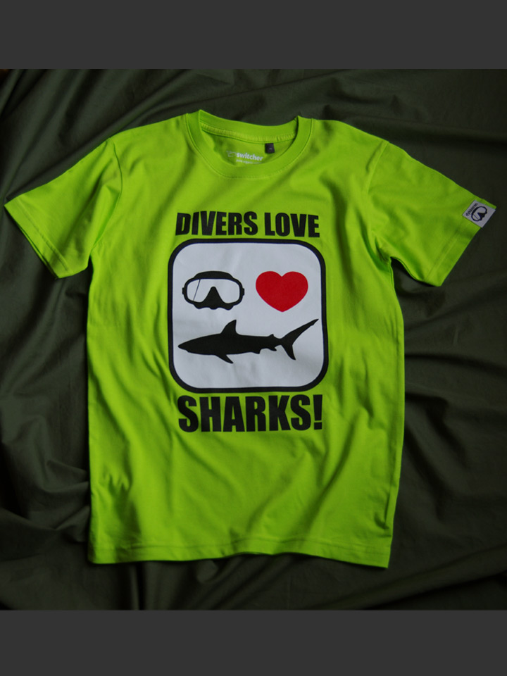 tee-shirt plongée requins Dykkeren The Eco-Friendly Divewear Fairwear coton bio Divers love SHARKS!