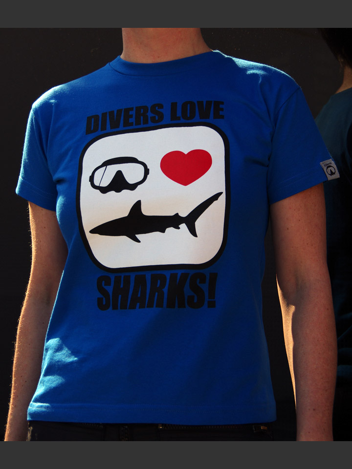 tee-shirt plongée requins Dykkeren The Eco-friendly Divewear Fairwear coton bio Divers love SHARKS!