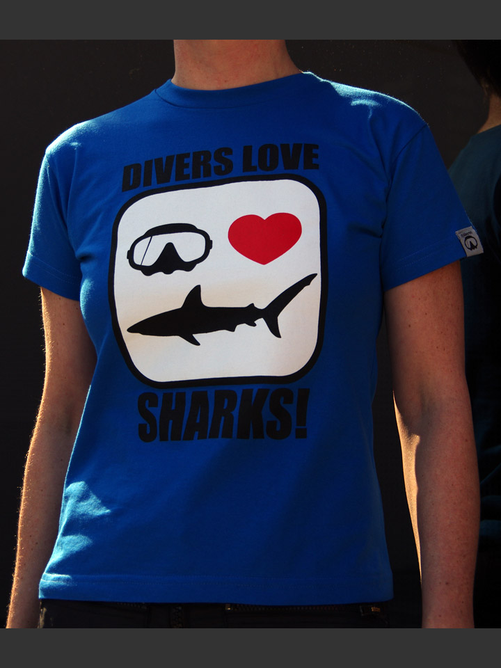 scuba dive t-shirt Divers love SHARKS! jaws by Dykkeren The Eco-Friendly Divewear Fairwear organic cotton