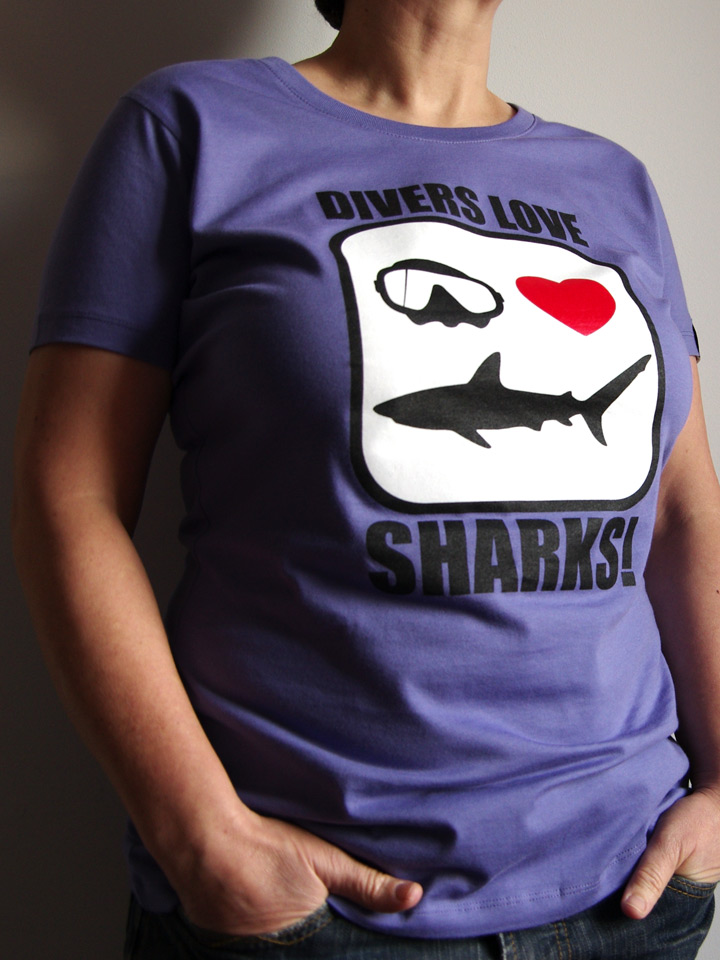tee-shirt plongée requins Dykkeren The Eco-friendly Divewear Fairwear coton bio Divers love SHARKS!
