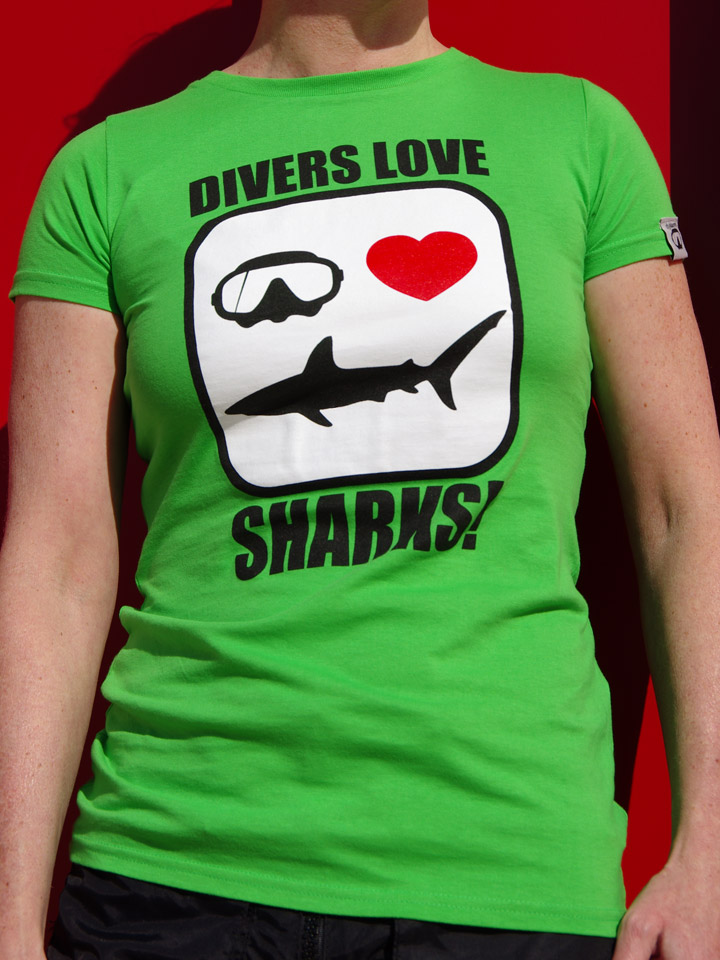 tee-shirt plongée requins Dykkeren The Eco-friendly Divewear Fairwear coton bio Divers love SHARKS!