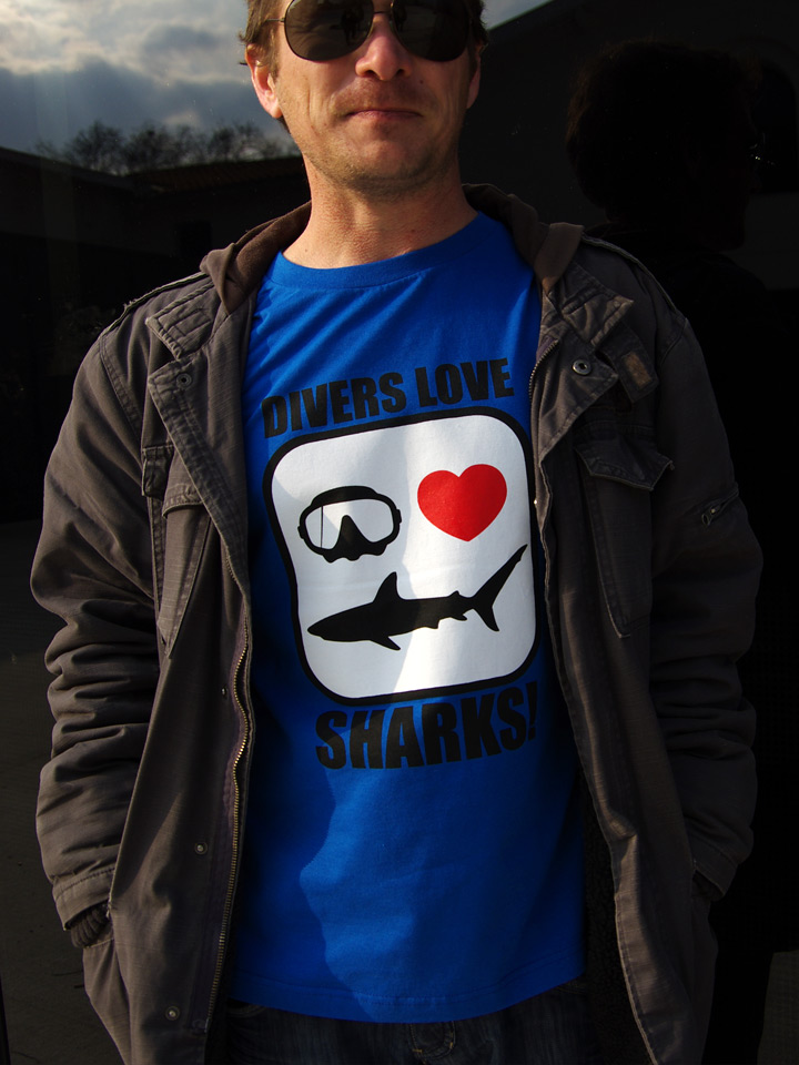 tee-shirt plongée requins Dykkeren The Eco-Friendly Divewear Fairwear coton bio Divers love SHARKS!