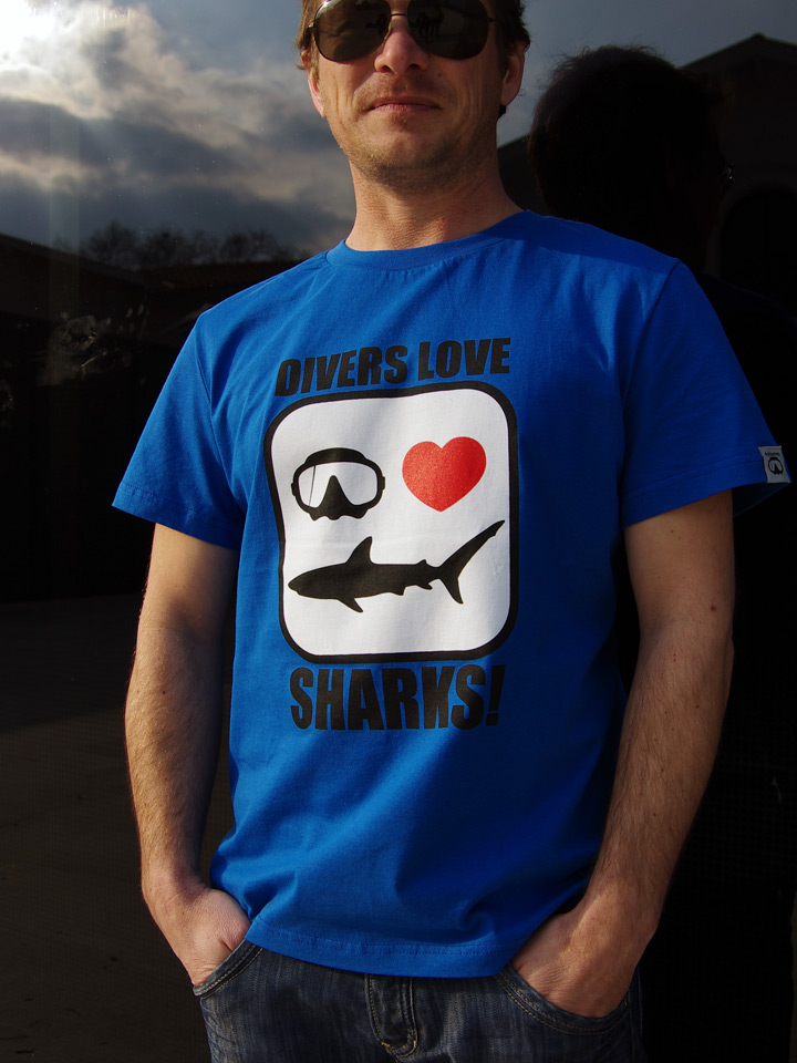 tee-shirt plongée requins Dykkeren The Eco-Friendly Divewear Fairwear oton bio Divers love SHARKS!