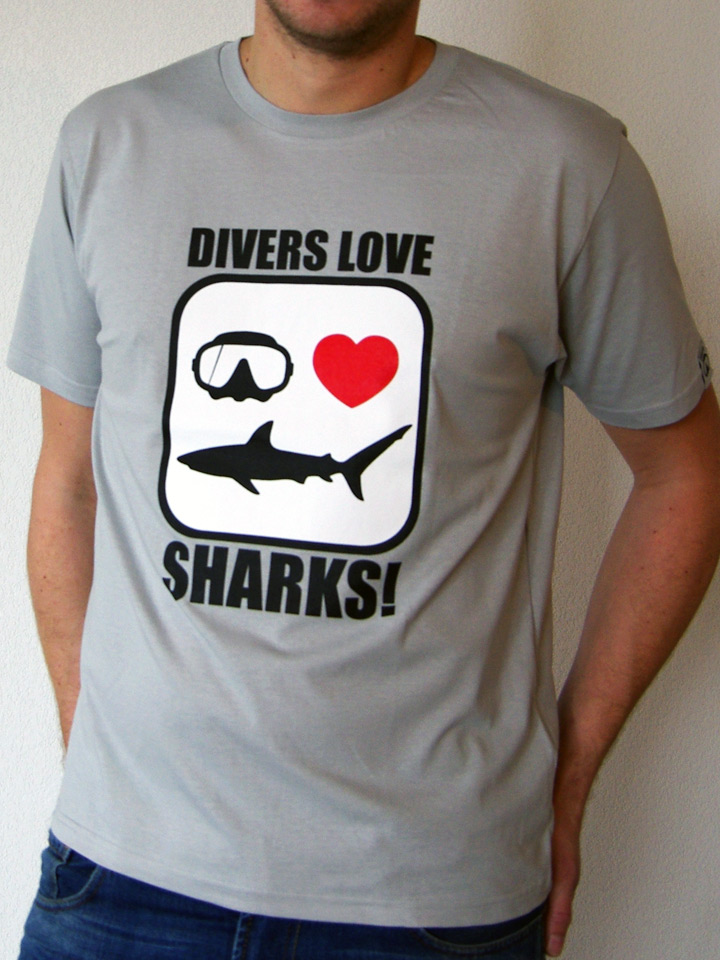 tee-shirt plongée requins Dykkeren The Eco-Friendly Divewear Fairwear coton bio Divers love SHARKS!